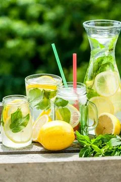 Lemonad jars with mint and ice Foto stock