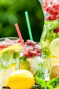 Lemonad jars with mint and ice Foto stock