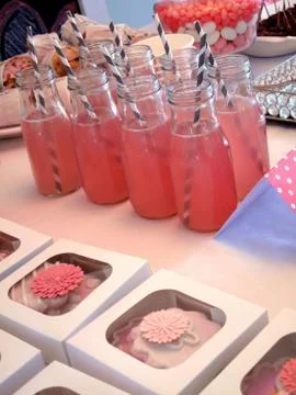 Lemonade bottles and cookie boxes Foto stock