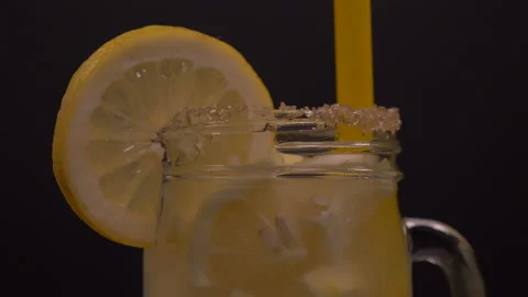 Lemonade Jar with Straw and Lemon Slice Spinning 4K Vídeos de archivo 130987588