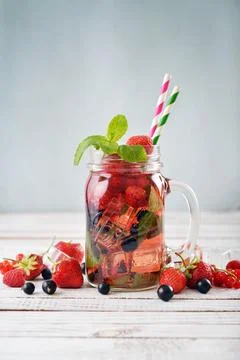 Lemonade with summer berries Foto stock
