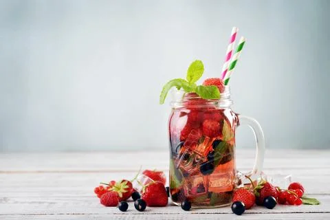 Lemonade with summer berries Foto stock