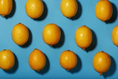 Lemons on a blue background with a pattern in the form of a pattern. Foto stock