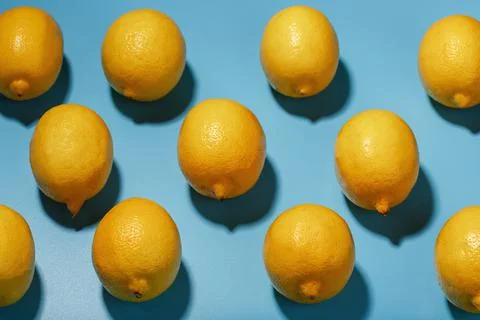 Lemons on a blue background with a pattern in the form of a pattern. Foto stock