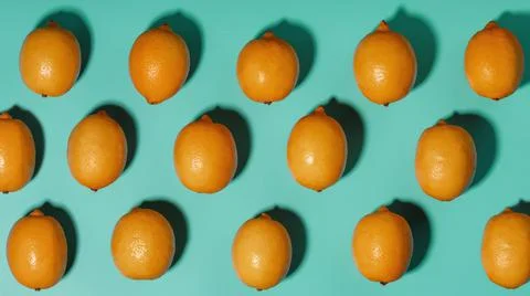 Lemons on a blue background with a pattern in the form of a pattern. Foto stock