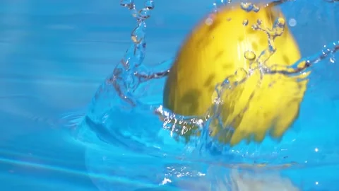 Lemons falling into water 스톡 동영상 146627234