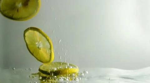  Lemons "jumping" in water Stock-Footage 992222