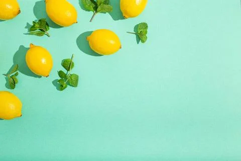 Lemons with mint on minimal blue background sun light hard shadows pattern... 스톡 사진