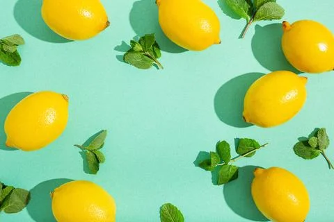 Lemons with mint on minimal blue background sun light hard shadows pattern... 스톡 사진