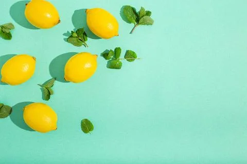 Lemons with mint on minimal blue background sun light hard shadows pattern... 스톡 사진