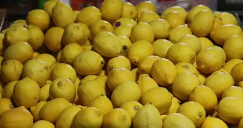 Lemons Pile in Market Display Stockbeeldmateriaal 323829393