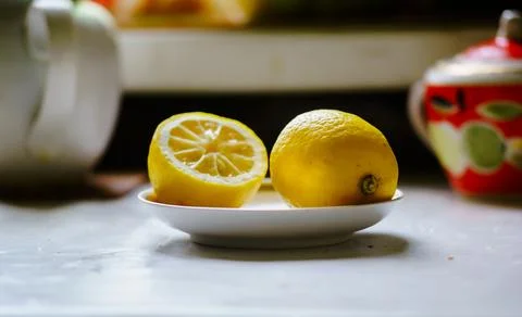 Lemons for tea on a saucer Foto stock