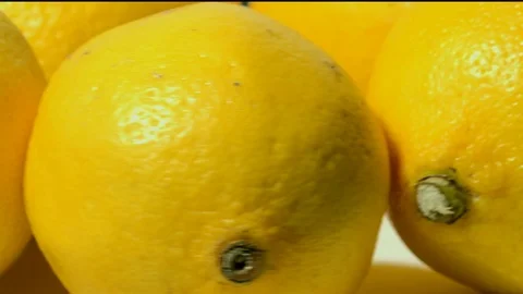 Lemons with water droplets rotating studio lighting 4K Stockbeeldmateriaal 101736940