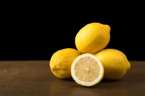 Lemons on a wooden table Stock-Fotos