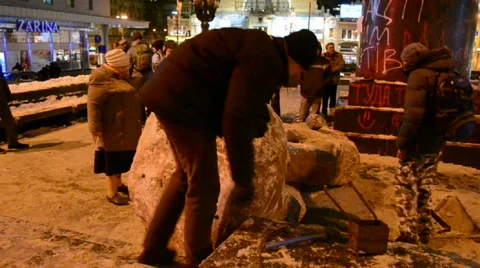 Lenin monument dectruction during Euro-maidan in Kiev, Ukraine. Stock Footage 46554966
