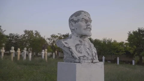 Lenin statues and busts in open-air museum of the Soviet period on sunset 库存影片 94953811