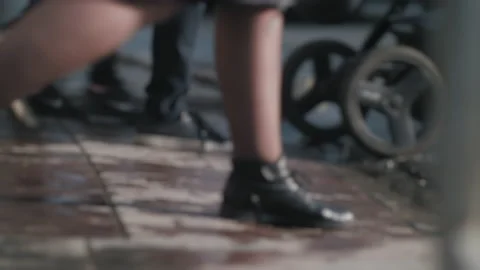 Lens blur, out of focus. Close-up. A crowd of pedestrians are crossing the road Stock-Footage 141992212