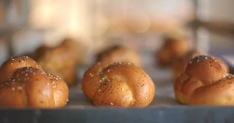 Lens shifting focus and exposure, bringing front braided roll sharp on tray, 스톡 동영상 335575279