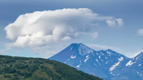 Lenticular cloud formation over volcano Stock Footage 162295185
