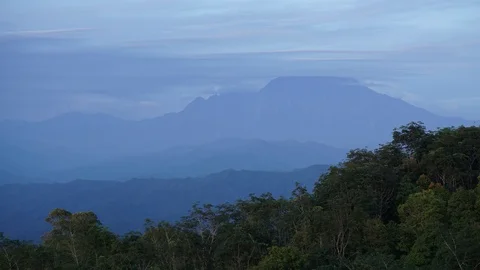 A lenticular cloud formations Timelapse in 4K version of Mount Kinabalu Stockbeeldmateriaal 96066389