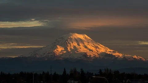 Lenticular Clouds in the Alpinglow over Mount Rainier at Sunset Timelapse 4k 動画素材 100509510