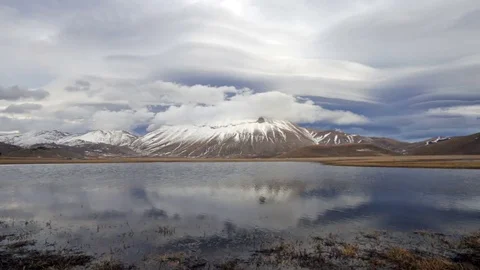 Lenticular Clouds on Mount Vettore in Umbria Stockbeeldmateriaal 73470843