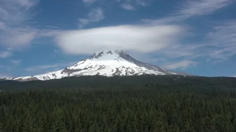 Lenticular clouds over Mt. Hood on a warm summer day in Oregon. Stock-Footage 237339109
