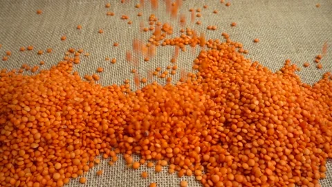 	Lentil falling on burlap. Slow motion. Stock-Footage 131885199