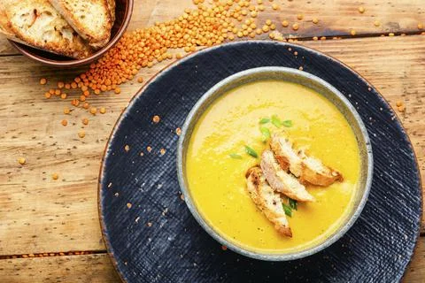 Lentil soup with bread Foto stock