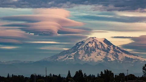 Lentincular Clouds Over Mount Rainier Timelapse 4k 動画素材 100500622
