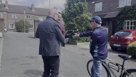 Leo Varadkar distributes Fine Gael leaflets to residents in Dublin Vídeo Stock 276895151
