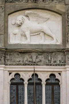 Leon veneciano en la fachada del palazzo de la Ragione, plaza Vecchia,ciudad  Stock Photos