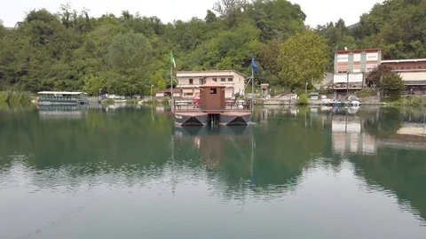 Leonardo's ferry is a hand ferry, which joins the piers of the Adda River 動画素材 121776892