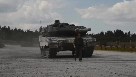 Leopard 2 fighting tank arrives at the Grafenwoehr Training Area - 2014 Vídeo Stock 103625117