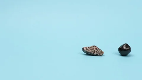 Leopard Jasper, garnet, unakite on a blue background. Stockbeeldmateriaal 128076758