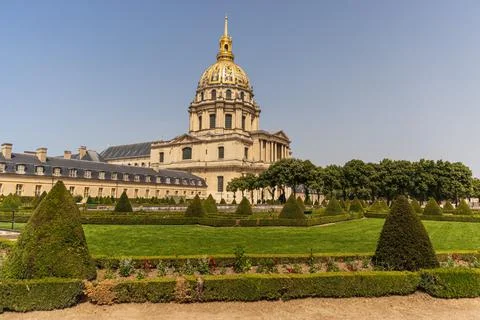 Les Invalides - complex of museums and monuments in Paris, France. Stockfoto's
