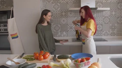 Lesbian Couple Having Fun While Cooking at Home 库存影片 334318160