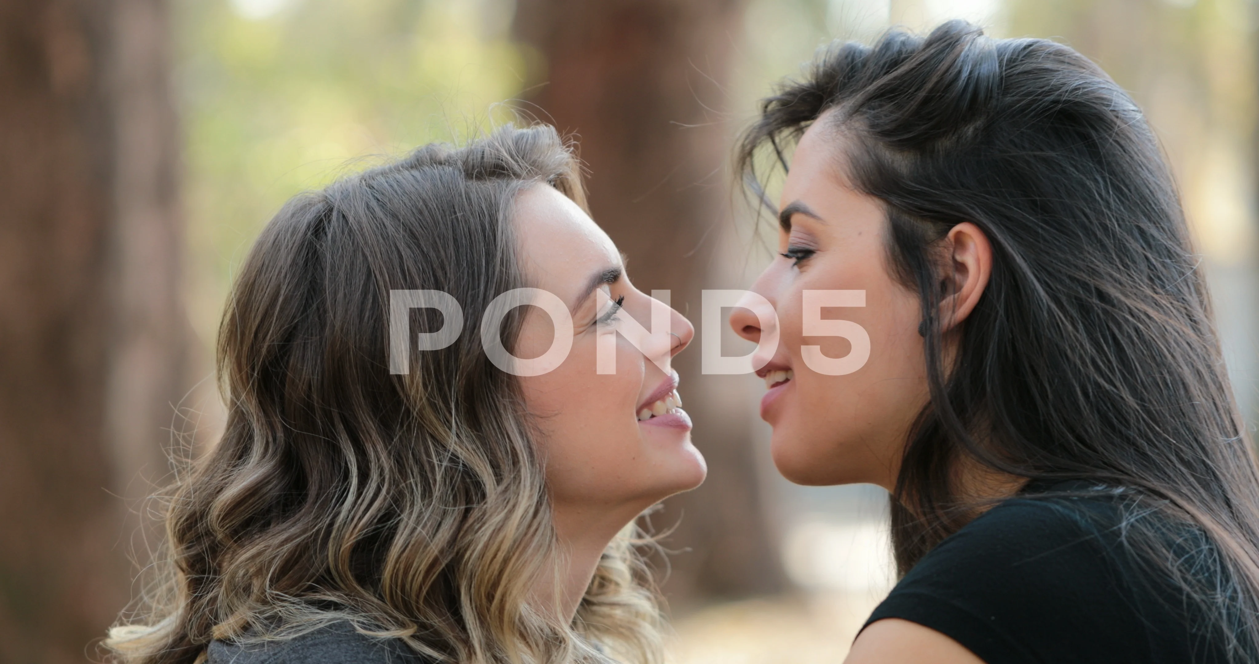 Lesbians Kissing Each Others