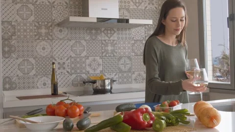 Lesbian Couple Preparing Dinner Together at Home 库存影片 334318225