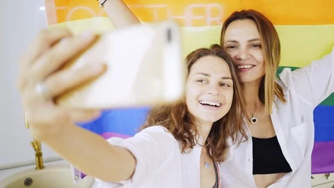 Lesbian couple with rainbow flag Video stock 111267809
