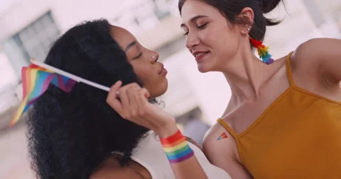 Толық еріндері бар балапан керемет минет жасайды