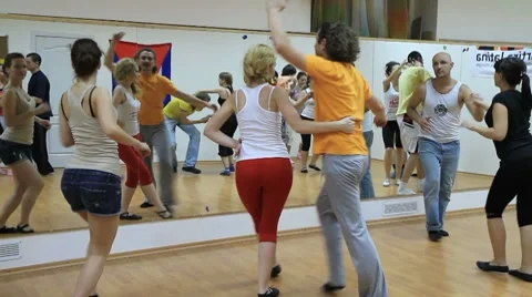 Lesson in the studio Latin American dancing. 動画素材 7730884