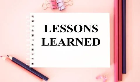 LESSONS LEARNED text on pink background and with pencils Foto stock