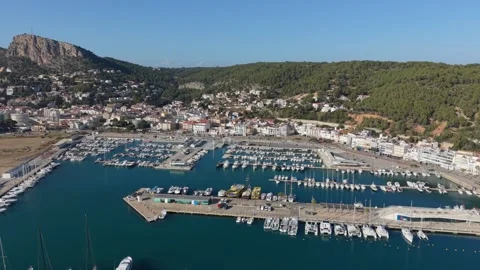 L’Estartit,Costa Brava,Spain high forward drone footage over harbour entrance Vidéo 333198243