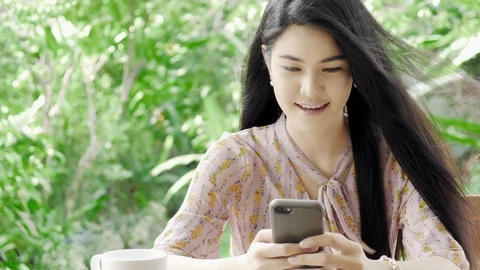 Let reply to my friend on app in my phone. Stock Footage 104069187