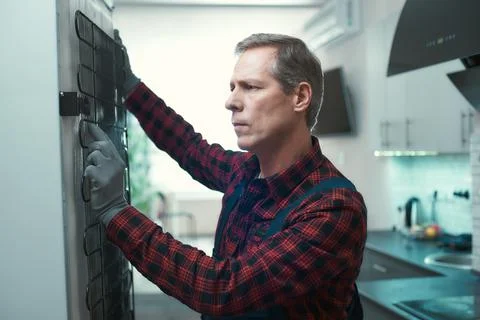 Let's fix it. Man solves household problems Foto stock