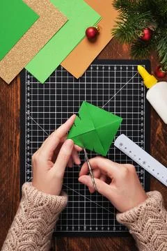 Let's make a simple paper craft. A bookmark in the shape of a Christmas tre.. Foto stock
