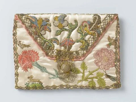 . Letter bag in rectangular envelope model of ivory-colored satin, on whic... Foto stock