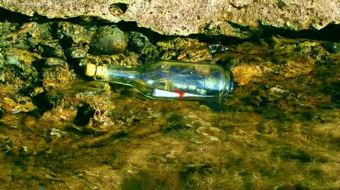 Letter Bottle in Ocean Rocks 動画素材 587784