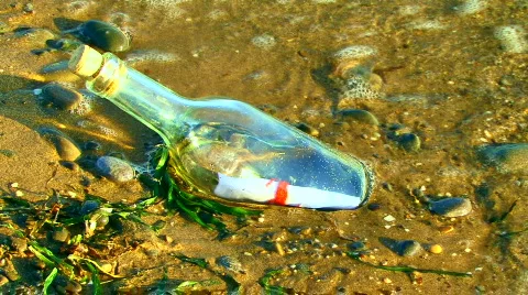 Letter in  Bottle on a Sand 動画素材 587819
